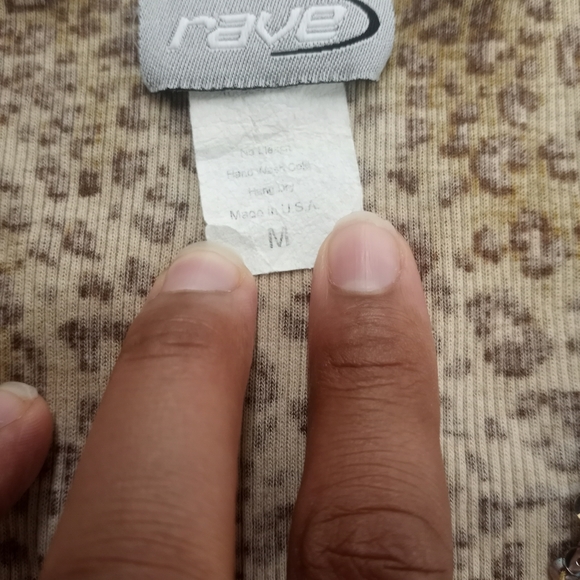 Rave V-Neck Leapard Tank Top - Picture 4 of 4